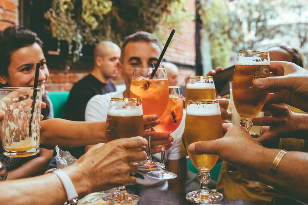 Drei Zutaten machen das Hof-Quiz auf dem Krewelshof aus: Gut gelaunte Menschen, Teamgeist und knifflige Fragen. Am Mittwoch, 18. Juni, findet die Premiere für das neue Veranstaltungsformat statt. Foto: unsplash/pp/Agentur ProfiPress