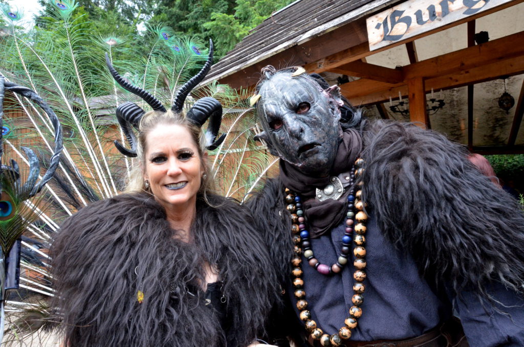 Einige Besucher verkleideten sich filmreif für die Festspiele. Mit diesen Outfits gehen die beiden wohl sonst nur auf Hobbit-Jagd.
