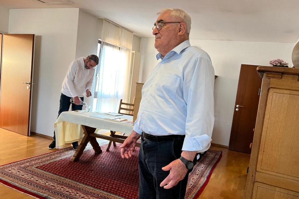 Spiritual Pater Rudolf Ammann begrüßte den Autor und die Besucher zu Beginn der Lesung. Später stellte er fest: „Christoph Klofts Ziel, den Krebs von seinem hohen Ross zu holen, hat er klar erreicht.“ Foto: Communio in Christo/pp/Agentur ProfiPress