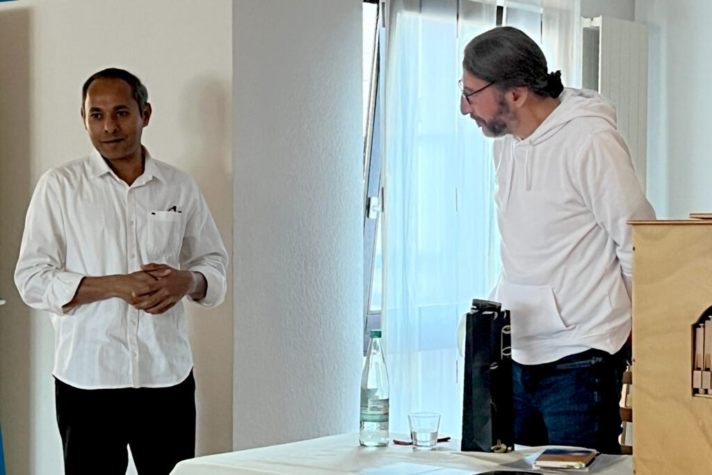 Generalsuperior Jaison Thazhathil dankte Christoph Kloft für seine Ausführungen mit tiefgründigen Gedanken und einer gewissen Leichtigkeit. Foto: Communio in Christo/pp/Agentur ProfiPress