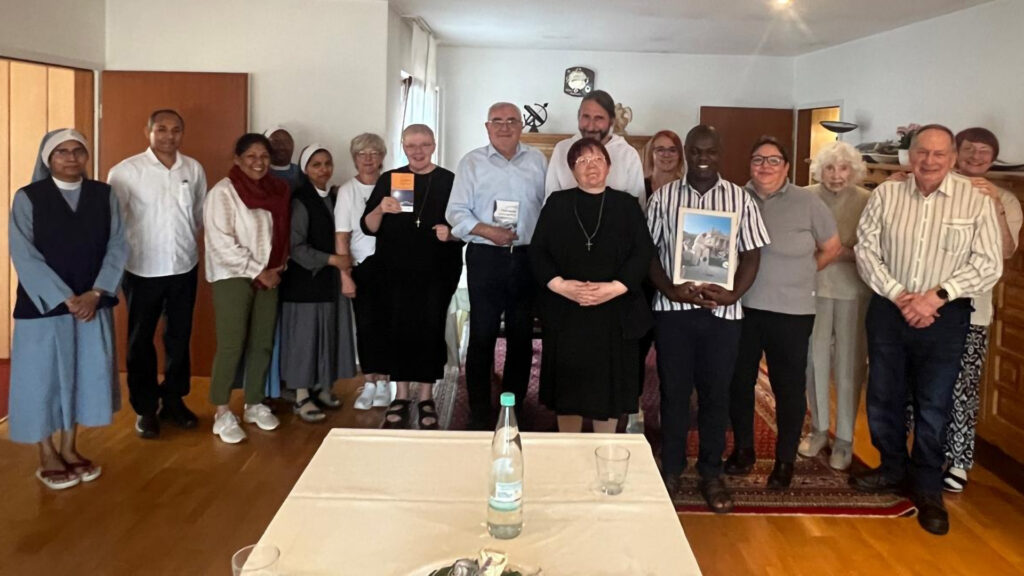 Autor Christoph Kloft und seine Zuhörer stellten sich nach einem gelungenen Leseabend zum Gruppenfoto. Foto: Communio in Christo/pp/Agentur ProfiPress