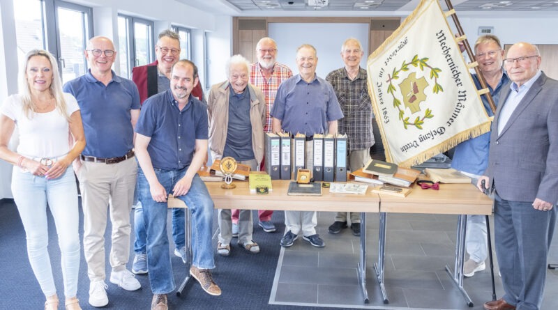 Historische Dokumente und Gegenstände des Männergesangvereins 1863 Mechernich wurden jetzt ans Archiv übergeben. Mit dabei Manuela Holtmeier (v.l.), Ralf Claßen, Michael Sander, Stephan Meyer, Toni Salmon, Werner Zeyen, Günter Werner, Walter W. Wolfgarten, Werner Beck und Hubert Weiermann. Foto: Ronald Larmann/pp/Agentur ProfiPress