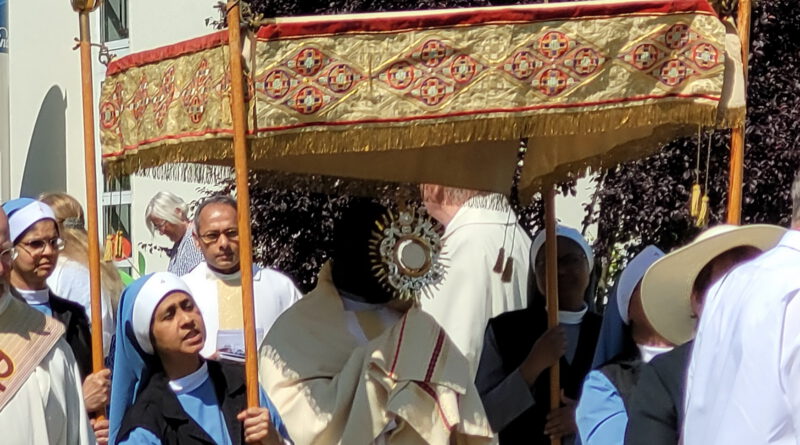 Der ugandische Priester Patrick Mwanguhya trägt das Allerheiligste in der Monstranz, indische Samaritan-Ordensschwestern tragen den „Himmel“, im Hintergrund Pfarrer Erik Pühringer und Generalsuperior Jaison Thazhathil. Foto: Sabine Roggendorf/pp/Agentur ProfiPress