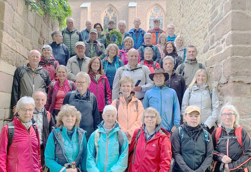 34 Fußpilger, darunter drei Debüttanten, wallfahrteten dieses Jahr mit der Sankt-Matthias-Bruderschaft Kommern zum Apostelgrab nach Trier. Die Wallfahrt stand unter dem Motto „Pilger der Hoffnung - Tut, was ich euch auftrage!“ Foto: Privat/pp/Agentur ProfiPress