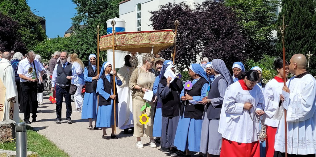 Begleitet von altvertrauten Sakramentsliedern und dem gemeinsamen Gebet des Rosenkranzes zogen die Gläubigen durch die Straßen Mechernichs, allen voran als Kreuzträger der angehende Diakon Tilj Puthenveettil und seine Töchter Joann und Jennifer. Foto: Sabine Roggendorf/pp/Agentur ProfiPress