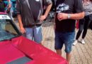 Mit seinem Renault-Oldie ein treuer Teilnehmer am Roggendorfer Treffen ist Reinhard Sesterheim (r.), der 1994 in der Clio-Cup-Rennserie deutscher Meister wurde. Links Jörn Hück, der Organisator des Treffens. Foto: Reiner Züll/pp/Agentur ProfiPress