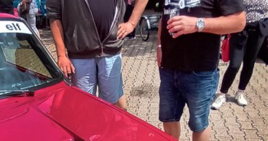 Mit seinem Renault-Oldie ein treuer Teilnehmer am Roggendorfer Treffen ist Reinhard Sesterheim (r.), der 1994 in der Clio-Cup-Rennserie deutscher Meister wurde. Links Jörn Hück, der Organisator des Treffens. Foto: Reiner Züll/pp/Agentur ProfiPress