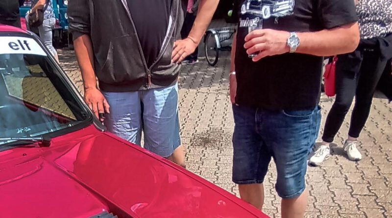 Mit seinem Renault-Oldie ein treuer Teilnehmer am Roggendorfer Treffen ist Reinhard Sesterheim (r.), der 1994 in der Clio-Cup-Rennserie deutscher Meister wurde. Links Jörn Hück, der Organisator des Treffens. Foto: Reiner Züll/pp/Agentur ProfiPress