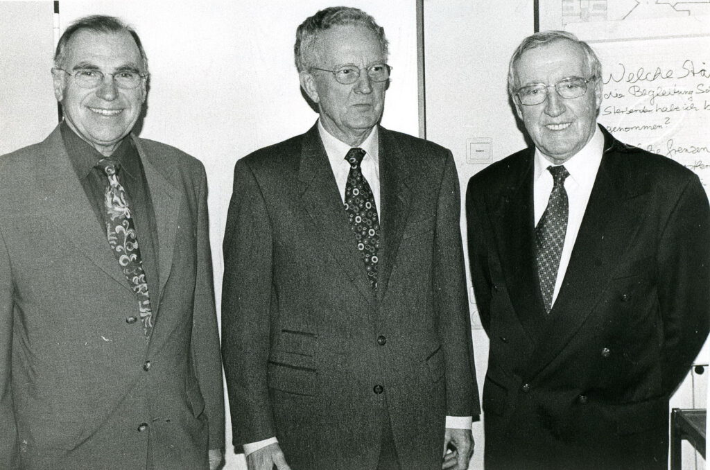 Gründerväter des Kreiskrankenhaus-Fördervereins waren dessen erster Vorsitzender Stadtdirektor Helmut Rosen (v.r.), Ehrenvorsitzender Dr. Josef Neuhaus und Ex-Gymnasialdirektor Wolfram Königsfeld. Repro: Stadtarchiv Mechernich/pp/Agentur ProfiPress