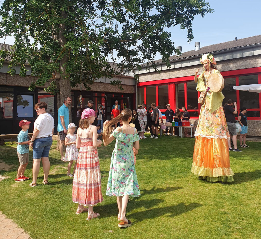 Begrüßt wurden die Besucher von einer eleganten Stelzenläuferin. Foto: Katholische Grundschule Mechernich/pp/Agentur ProfiPress
