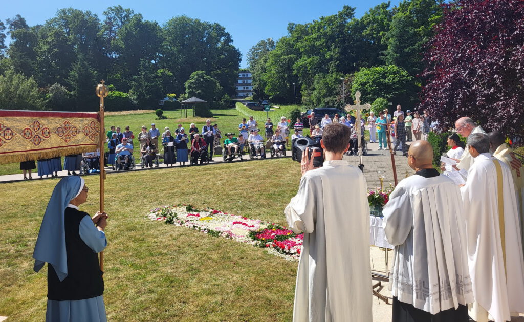 Am Fronleichnamstag versammelten sich rund 70 Gläubige der katholischen Pfarrgemeinde St. Johannes Baptist und Mitglieder des Ordo Communionis in Christo zur traditionellen Prozession an der Andachtskapelle der Communio in Mechernich. Foto: Manfred Lang/pp/Agentur ProfiPress