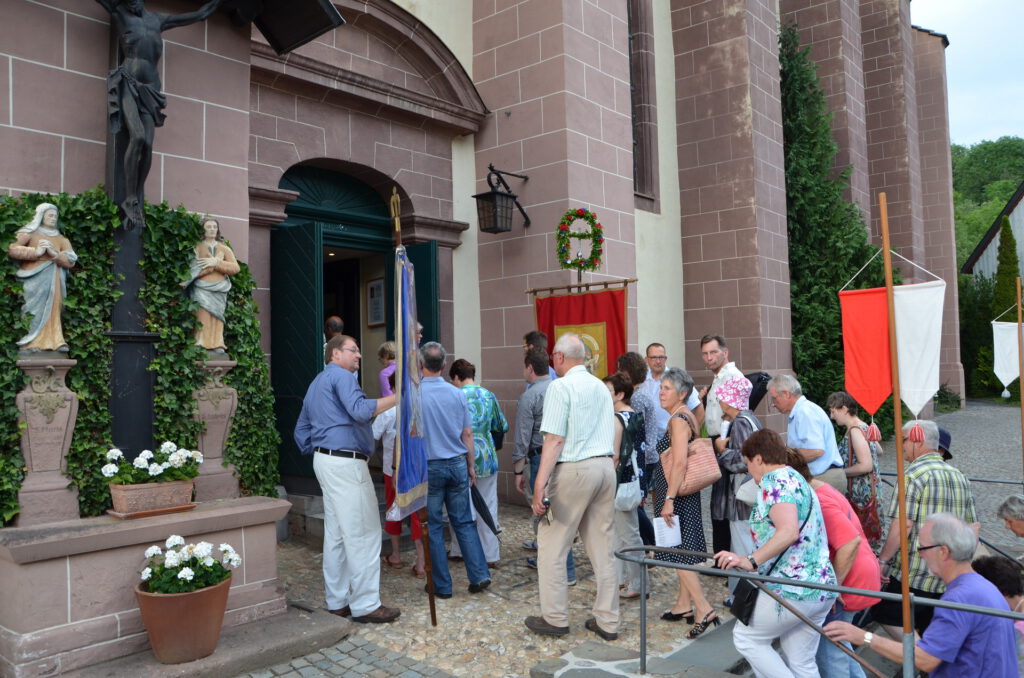 Unser Symbolbild zeigt Pilger bei ihrer Ankunft an der Heimbacher Pfarr- und Wallfahrtskirche. Archivfoto: pp/Agentur ProfiPress