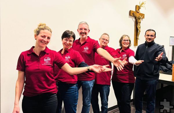 Das alte und neue Leitungsteam des Kirchenchores St. Severinus Kommern, bestehend aus (v.l.) Simone Heuken, Chorleiterin Elisabeth Beyer, Gerd Schlösser, Markus Lauterbach, Ursula Neunzig und Kaplan Bibin Peter. Foto: Privat. pp/ Agentur ProfiPress.
