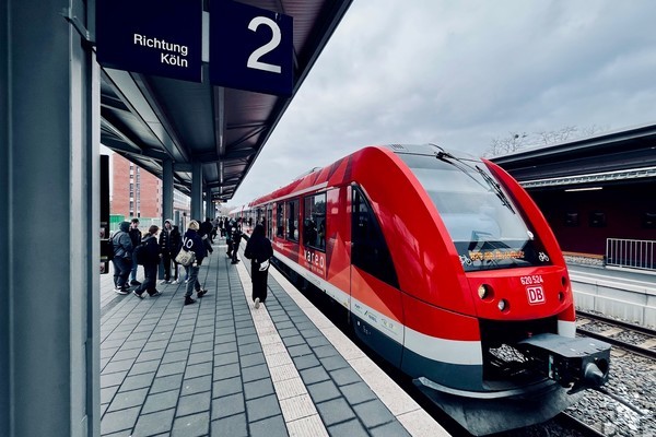 Endlich wieder in beide Richtungen: Bis Ende August kann man von Mechernich nach Köln und Gerolstein reisen. Ein Segen für alle Pendler und wiederkehrende Möglichkeiten für Reisende. Foto: Ronald Larmann/pp/ProfiPress