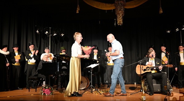 Norbert Arnold, der Geschäftsführer des Sozialwerks der „Communio in Christo“, überreichte stellvertretend für das ganze Ensemble Blumen an die Chefin Dorothea Kares, vor allem aber dieses Kompliment im Namen der Hospizgäste: „Das war nicht nur ein Konzert, es war ein Geschenk für Herz und Seele.“ Foto: Manfred Lang/pp/Agentur ProfiPress