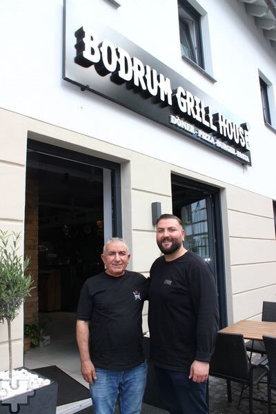 Nach zwei Flutwellen sind Mehmet Yadirgi und sein Vater Veli endlich wieder happy: Ihr neues Restaurant kann sich sehen lassen. Foto: Kerstin Rottland/pp/Agentur ProfiPress