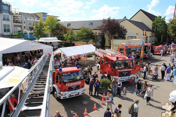 Die Feuerwehr beteiligt sich regelmäßig am Brunnenfest. Nun freut sich die Stadt über weitere Mitwirkende, die sich gerne unter stadtfest2025@mechernich.de anmelden können. Archivfoto: Manfred Lang/pp/Agentur ProfiPress