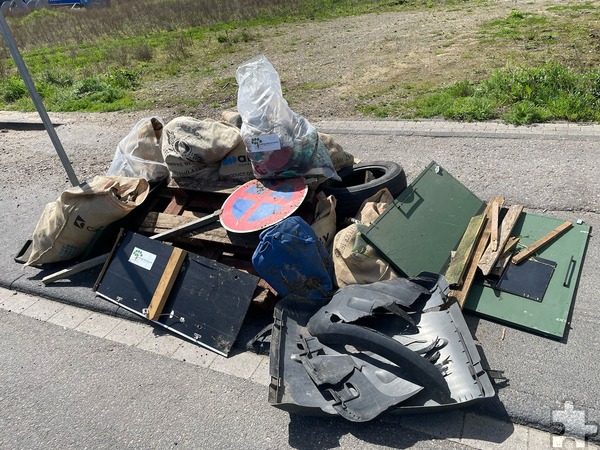 Beim Müllsammeln in Weilerswist wurden insgesamt 45 Säcke wilder Müll gesammelt. Darunter auch viele größere „Objekte“ wie Schrankteile, Paletten und ein Straßenschild. Foto: Sven Schwarz/Clean-up Weilerswist/pp/Agentur ProfiPress