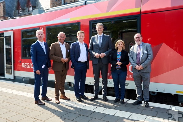 Hoher Besuch am Gerolsteiner Bahnhof: Dr. Norbert Reinkober (v.l.),
Achim Hallerbach, Dr. Richard Lutz, Patrick Schnieder, Katrin Eder und Jean-Paul Lickes. Foto: Deutsche Bahn AG/Stefan Wildhirt/pp/ProfiPress