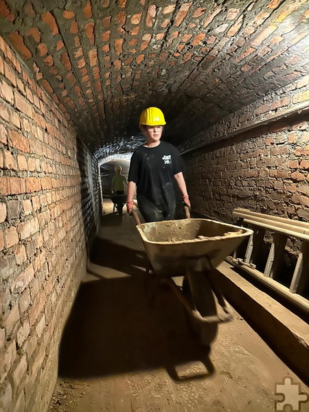 Gut 200 Meter liegen zwischen dem „OP-Raum“ und dem „kleinen Abbauraum“, in den der Schlamm per Schubkarre befördert wurde. 100 Meter davon müssen dabei gebückt gelaufen werden.