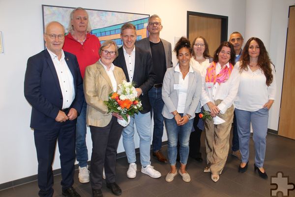 Um die Gründerin Dr. Marianne Bauerschmitz (3.v.l.) versammelte sich die Gratulantenschar, bestehend aus Bürgermeister Dr. Hans-Peter Schick, Dr. Thomas Schwanke, Landrat Markus Ramers, Dr. Alexander Riet Lagrange, Victoria Block, Cornelia Köcher, Anke Schamper, Thomas Weid und Fatima Collins. Foto: Kerstin Rottland/pp/Agentur ProfiPress