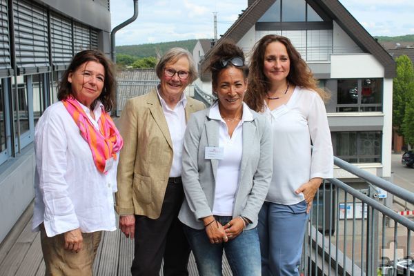 Die strahlende Gründerin Dr. Marianne Bauerschmitz mit ihren Nachfolgerinnen: Das Team der Beratungsstelle, bestehend aus Anke Schamper (links), Fatima Collins (rechts) und Victoria Block. Foto: Kerstin Rottland/pp/Profipress