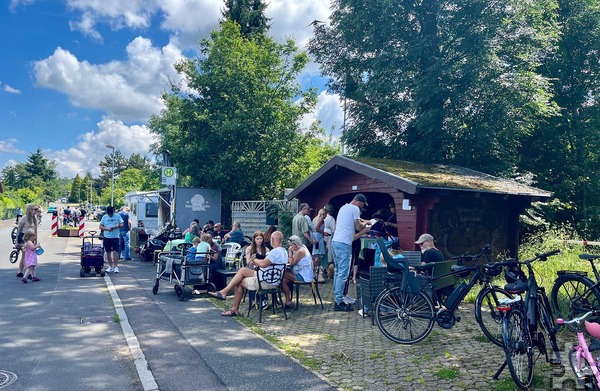 Das Dorfcafé zum Dorftrödel in Kommern-Süd ist weit mehr als nur ein Informationspunkt, es ist der gesellige Mittelpunkt des Geschehens. Foto: Nathalie Konias/pp/Agentur ProfiPress