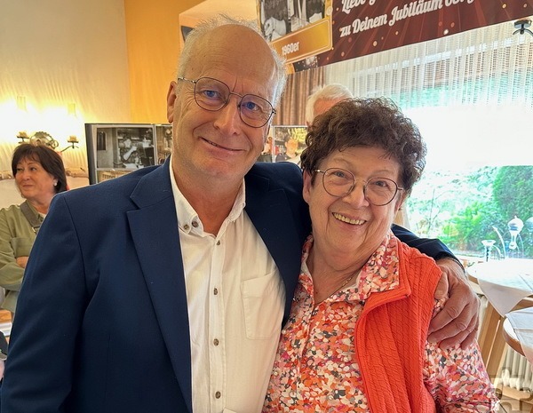 65 Jahre Gastfreundschaft in Eiserfey gepflegt. Wirtin Gisela Mießeler und Mechernichs Bürgermeister Dr. Hans-Peter Schick. Foto: Privat/pp/Agentur ProfiPress