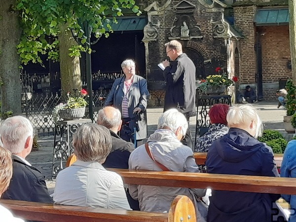 Vor der Gnadenkapelle wurde Uschi Beul von Pfarrvikar Dr. Michael Schmitz verabschiedet, die die Mechernicher Kevelaer-Wallfahrt seit 30 Jahren organisiert hatte. Ihr Mann Peter wurde für 65 Jahre Brudermeisterschaft der Kevelaer-Gemeinschaft ausgezeichnet. Foto: Privat/pp/Agentur ProfiPress
