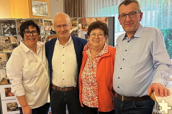 Familienbild mit Bürgermeister: Beate Heimersheim, die Tochter der Jubilarin, Mechernichs erster Bürger Dr. Hans-Peter Schick, Gastwirtsjubilarin Gisela Mießeler und Schwiegersohn Heinz Heimersheim. Foto: Privat/pp/Agentur ProfiPress