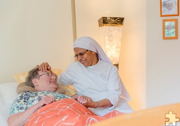 Sr. Rose am Krankenbett: Mechernich ist inzwischen die größte der vier bundesdeutschen Niederlassungen der Samaritan-Schwestern. Archivfoto: www.communio-in-christo.de 