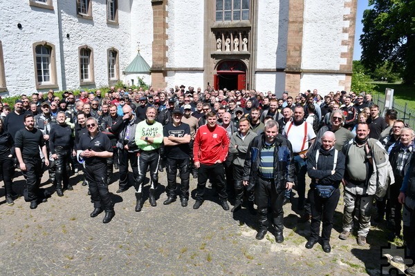 Die frühere Trappistenabtei Mariawald bei Heimbach war im vergangenen Jahr das Ziel der Motorradwallfahrt der Bundeswehr. Als Höhepunkt überflogen drei Eurofighter aus Nörvenich die Pilger. Foto: Manfred Lang/pp/Agentur ProfiPress