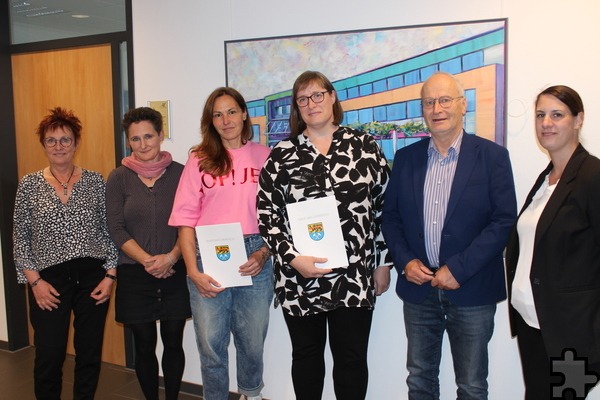 Für 25 Dienstjahre bei der Stadt Mechernich ehrte Bürgermeister Dr. Hans-Peter Schick Sabine Flügel (3.v.l.) und Tanja Schulz (4.v.l.). Auch Carmen Keil (v.l.), Kati Jakob und Fotini Bung gratulierten. Foto: Kerstin Rottland/pp/Agentur ProfiPress