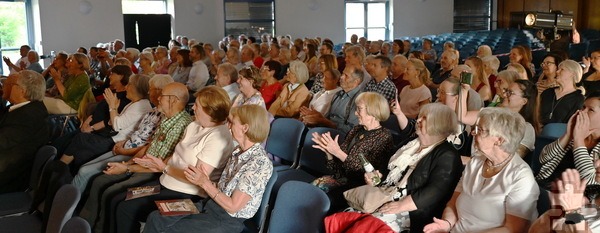 Das Publikum quittierte die Varietéshow „Ein Tag wie Gold“ immer wieder mit Szenenapplaus. Am Ende standen die begeisterten Zuhörer/innen in Anerkennung eines wunderbaren Unterhaltungsabends in den Stuhlreihen. Foto: Manfred Lang/pp/Agentur ProfiPress