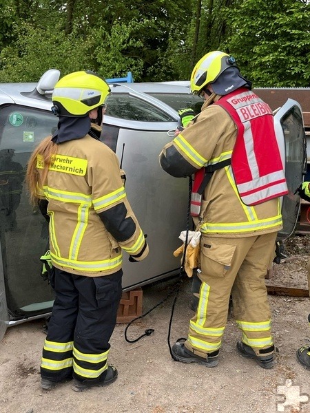 Hier bringen zwei Übungsteilnehmer eine Seilzug-Ratsche am Fahrzeug an. Sie dient zur Sicherung von beweglichen Teilen an Fahrzeugen oder Maschinen. Foto: Feuerwehr Stadt Mechernich/pp/Agentur ProfiPress