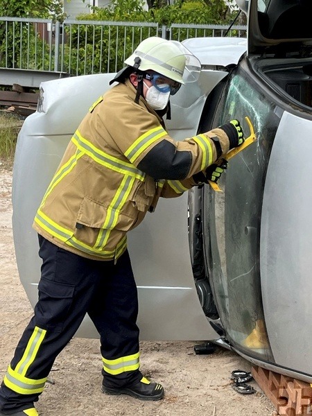 Mit Hilfe einer sogenannten Säbelsäge wurden die Autoscheiben aufgeschnitten, um Zugang zu den Verletzten zu schaffen. Foto: Feuerwehr Stadt Mechernich/pp/Agentur ProfiPress