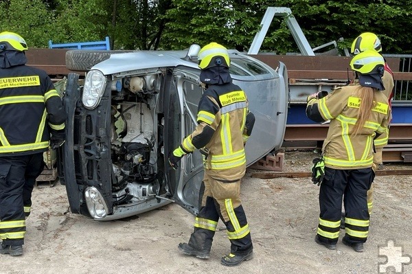 Ein Pkw war mit einem Baum kollidiert und im Graben gelandet, ein zweiter von der Straße abgekommen und auf einem Hindernis hängengeblieben. Foto: Feuerwehr Stadt Mechernich/pp/Agentur ProfiPress