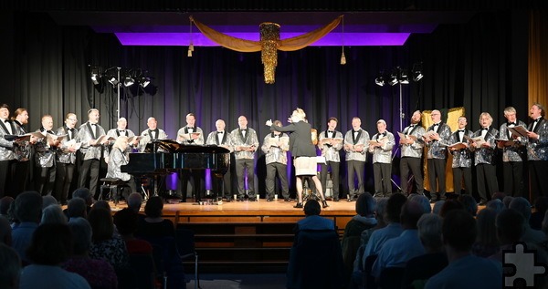 Glitzerglamour im Strassanzug und eine einzelne Frau, die 25 Männer dirigiert: Der „MGV Eufonia“ brillierte beim Mechernicher Benefizkonzert zugunsten des Hospizes „Stella Maris“ der „Communio in Christo“. Foto: Manfred Lang/pp/Agentur ProfiPress