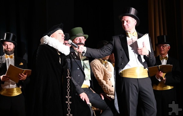Als witziger und smarter Moderator führte Klaus Kröhne, im „Zivilberuf“ stellvertretender Direktor bei den Bühnen der Stadt Köln, durchs zweistündige Unterhaltungsprogramm, das keine Wünsche offenließ. Foto: Manfred Lang/pp/Agentur ProfiPress