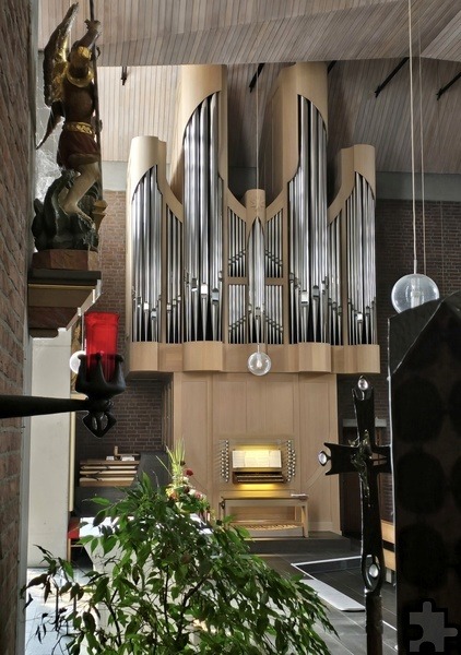 Auf der Seifert-Orgel spielt Salvatore Pronesti, der als Spezialist für mitreißende Improvisationen in verschiedenen Genres und Stilrichtungen bekannt ist. Foto: Volker Prinz/pp/ Agentur ProfiPress