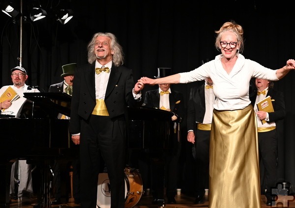 Der Pianist Joachim Jezewski, hier mit Leiterin Dorothea Kares, erzählte von einem Fernseh-Quizauftritt in der Sendung „Ruck Zuck“ im Jahr 1994, bei dem sich die Brühler gegen ein Schwarzwälder Jazz-Sängerinnen-Ensemble geschlagen geben mussten, das sich „Die Süßgespritzten“ nannte. Foto: Manfred Lang/pp/Agentur ProfiPress