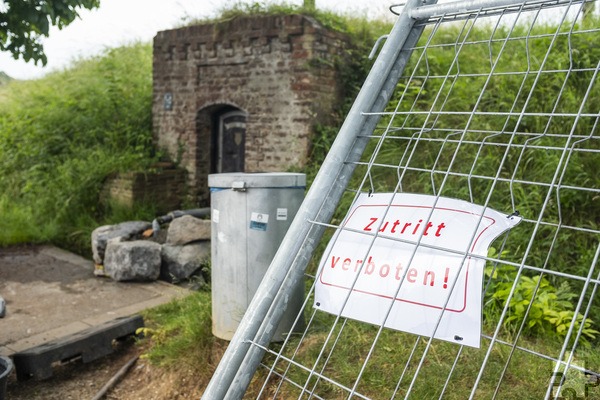 Zutritt verboten: Der Bauzaun hatte manch einen nicht daran gehindert, Wasser aus der Quelle bei Lessenich zu entnehmen. Doch das Wasser ist stark mit Fäkalien belastet und daher gesundheitsgefährdend. Foto: Ronald Larmann/pp/Agentur ProfiPress
