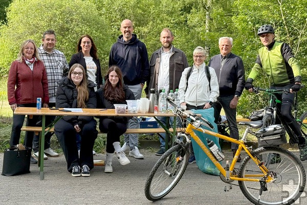 Auch die CDU überreichte Geschäftsführerin Maike Seidenfaden (3.v.l.) eine Spende. Mit dabei: Bürgermeisterin und Landrats-Kandidatin Sabine Preiser-Marian (l.) und Bürgermeister-Kandidat Guido Waters (4.v.l.). Foto: R. Larmann/pp/Agentur ProfiPress