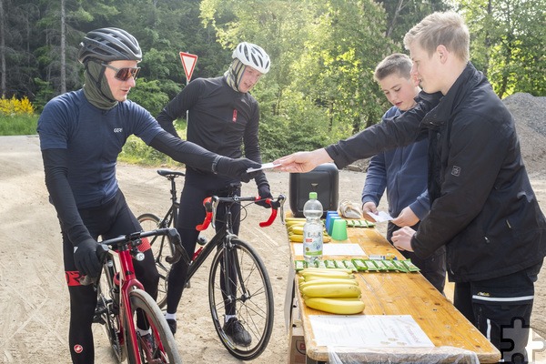 „Gutes Training, gute Sache“, begründete Roman Sohnius (l.) seine Teilnahme an der Radaktion. Hier ist er mit Kumpel Sascha Müller an der Bergstation, die Leon Simons (r.) und Paul Hochgürtel ehrenamtlich betreuten. Foto: Ronald Larmann/pp/Agentur ProfiPress