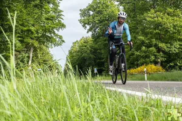 Siegesgewiss: Dieser Radfahrer zeigt das Victory-Zeichen, weil er mal wieder den Berg bezwungen hat. Foto: Ronald Larmann/pp/Agentur ProfiPress