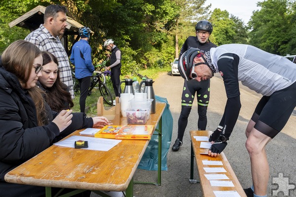Vor dem Start sortiert Thomas Hochgürtel noch die Stempelkarten. Hauswirtschaftsleiter René Roggendorf (l.) unterstützte die Aktion, ebenso wie Jule Koll (v.l.) und Juna Schumacher an der Kontrollstelle. Foto: Ronald Larmann/pp/Agentur ProfiPress