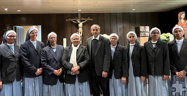 Gruppenbild in der Hauskapelle der Communio in Christo in Mechernich mit Generaloberin Rev. Sr. Alphonsa (4.v.l.), Generalsuperior Jaison Thazhathil (m.)  und Rev. Sr. Rose Mary (3.v.l.) und den Schwestern Little Flower (v.r.) Lia Tom, Christy, Rose, Tessina und Nimisha. Foto: Privat/pp/Agentur ProfiPress
