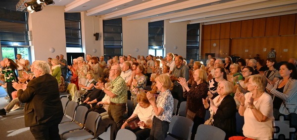 Mit stehenden Ovationen verabschiedete ein restlos begeistertes Publikum am Freitagabend einen sagenhaften „MGV Eufonia“, der vor anderthalb Jahrzehnten bereits einmal – damals zusammen mit Startenor Johannes Kalpers – in der Aula am Turmhof gastiert hatte. Foto: Manfred Lang/pp/Agentur ProfiPress