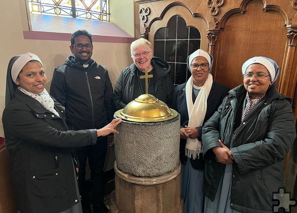 Am Taufstein in Oud-Valkenburg, wo Communio-Gründerin Josephina Theresia Linssen, die spätere Mutter Marie Therese, 1927 getauft wurde (v.l.): Samaritan-Schwester Christy, Kaplan Jijo Jijomon, Schwester Lidwina, Schwester Rose Mary und Generaloberin Sr. Alphonsa. Foto: Privat/pp/Agentur ProfiPress