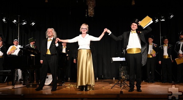 Einer von mehreren „Vorhängen“ am Ende des Benefizkonzertes für das Hospiz des „Ordo Communionis in Christo“: Pianist Joachim Jezewski (v.l.), Dirigentin Dorothea Kares und Moderator Klaus Kröhne. Foto: Manfred Lang/pp/Agentur ProfiPress
